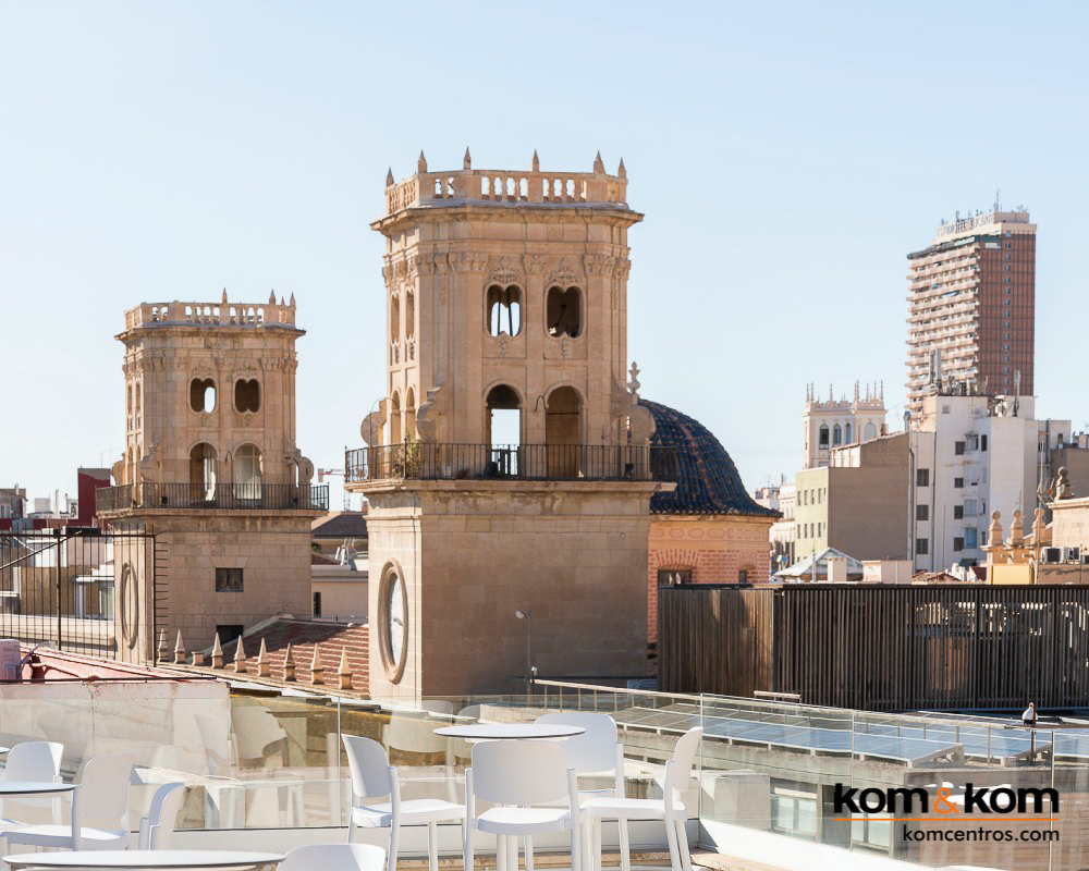 Highbar: Terraza Chill Out en la Azotea del hotel Odissey Room en el centro de Alicante. Proyecto Integral de Kom&Kom